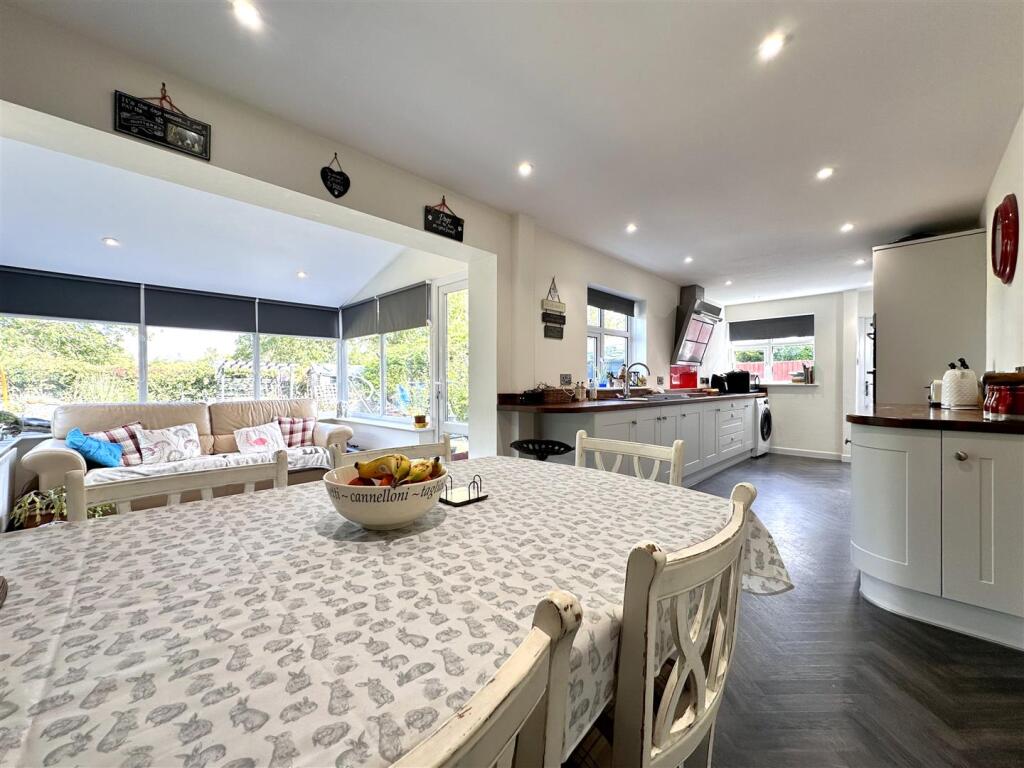 OPEN-PLAN Living/Dining Kitchen 871