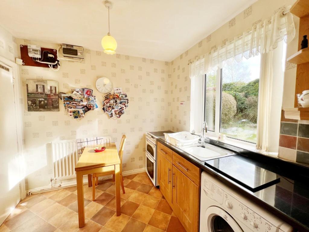 Kitchen pic 3.jpg