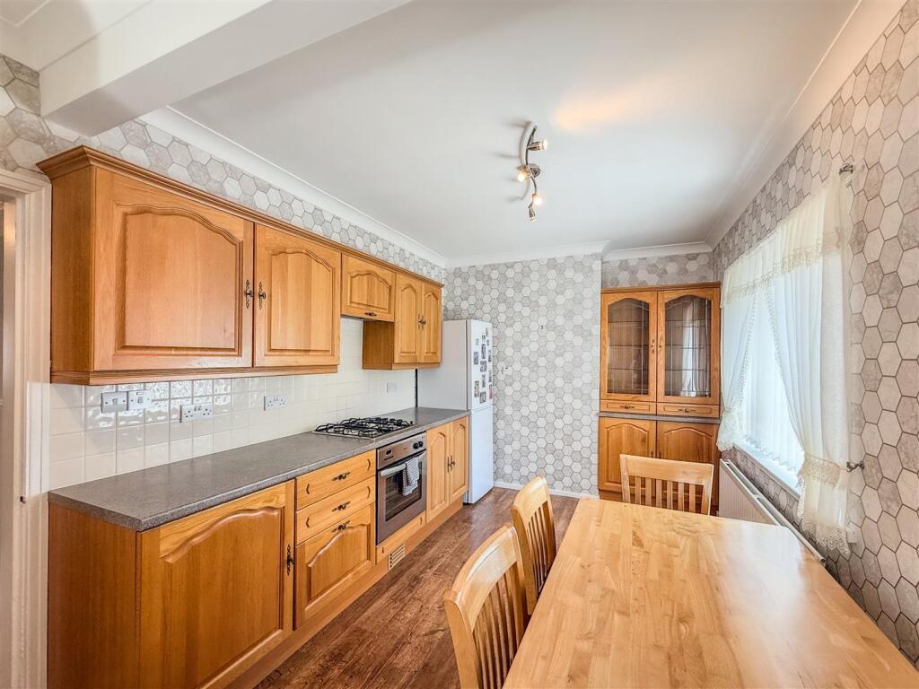 BREAKFASTING KITCHEN