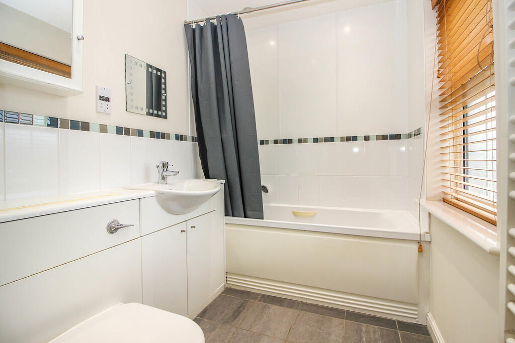 Bathroom 1 Pic 1