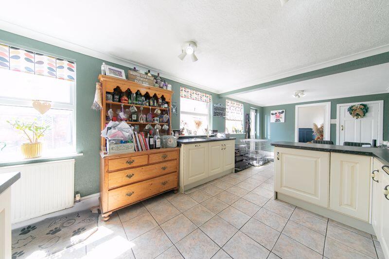 Kitchen &amp; breakfast room