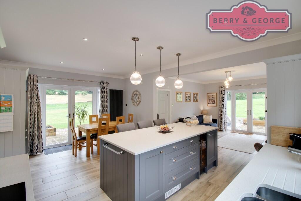 KITCHEN / BREAKFAST