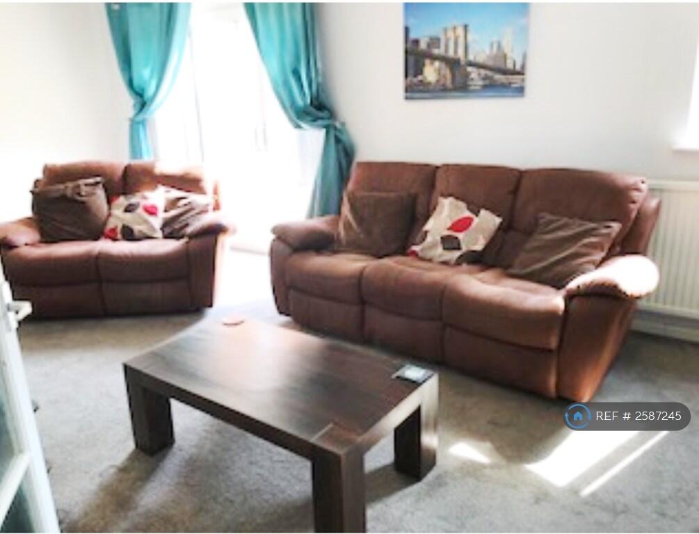 Very Spacious Family Lounge