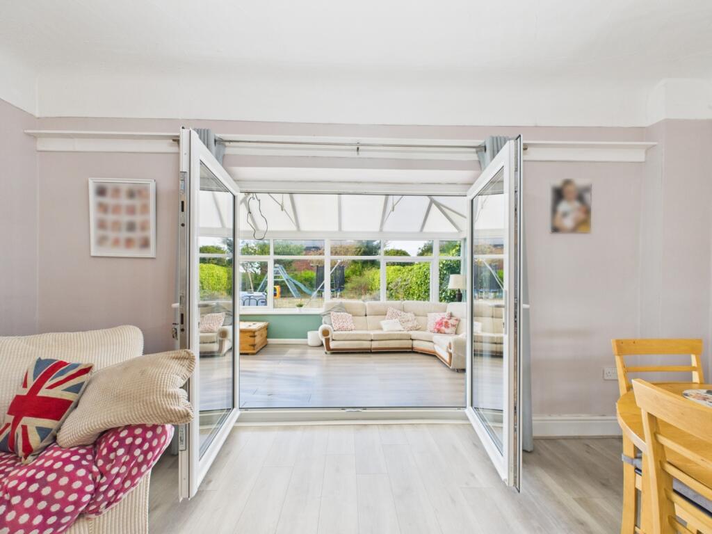 CAM02386G0-PR0143-STILL025