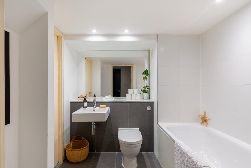 2L1S0BH - Bathroom E.jpg