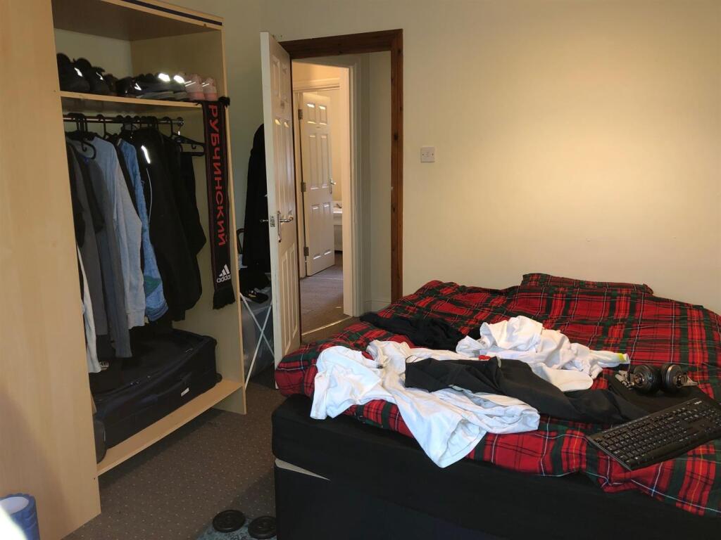 Bedroom 4a.jpg