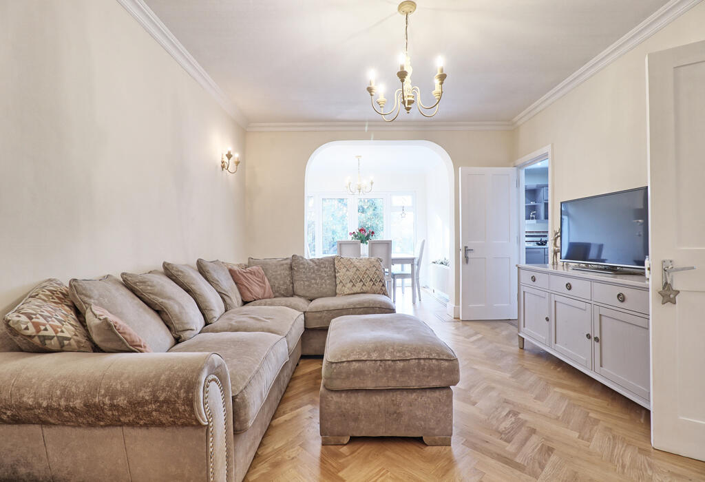 Lounge area to through lounge