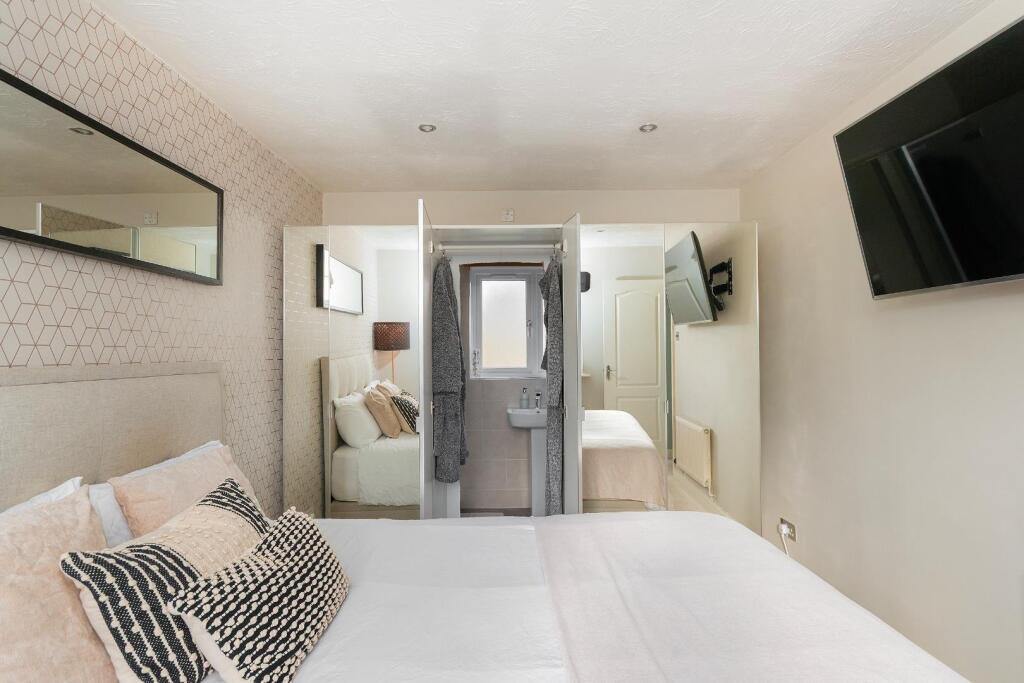 0S4GASG - Bedroom H.jpg