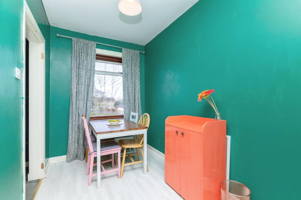 Bed 3 / Dining Room