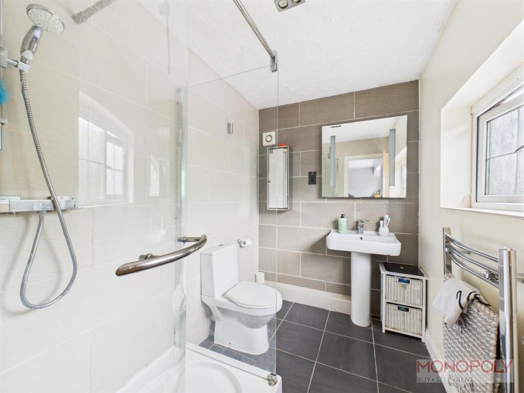 EN SUITE SHOWER ROOM