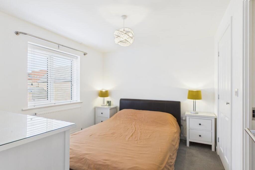 Good size main bedroom plenty of room for furnitur