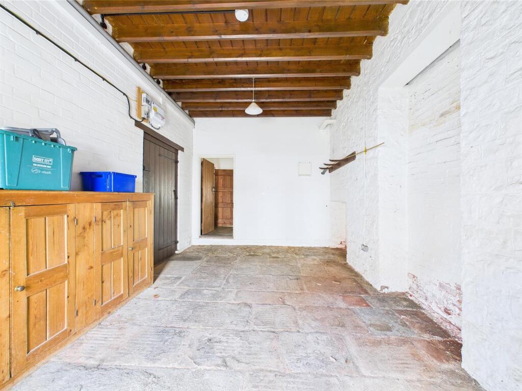 24 - LARGE HOUSE WITH ATTACHED 3- BED ANNEX THORNB