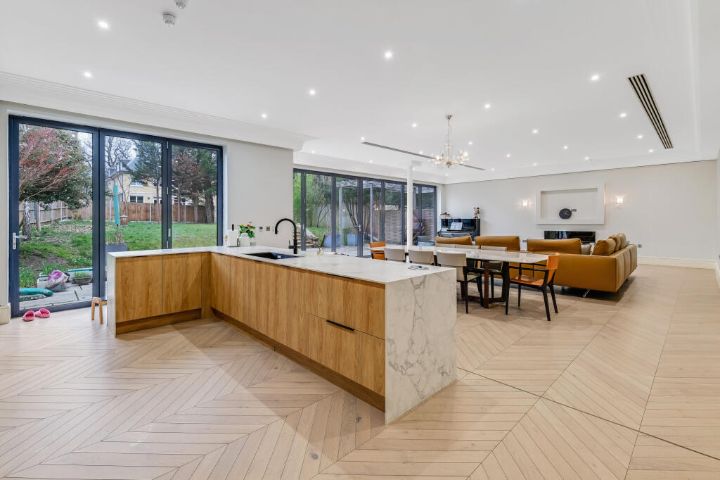 Roedean Crescent, London, SW15