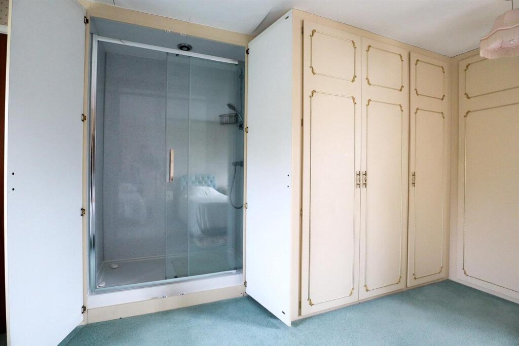 Shower in bedroom 1.jpg