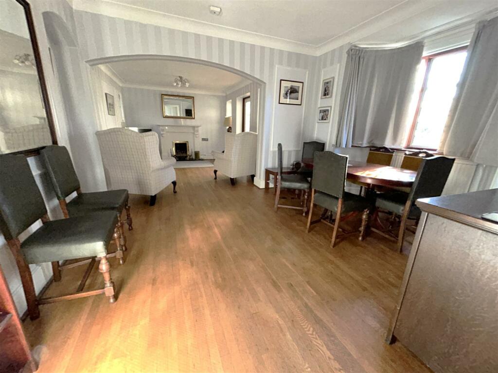 DINING AREA (into bay)