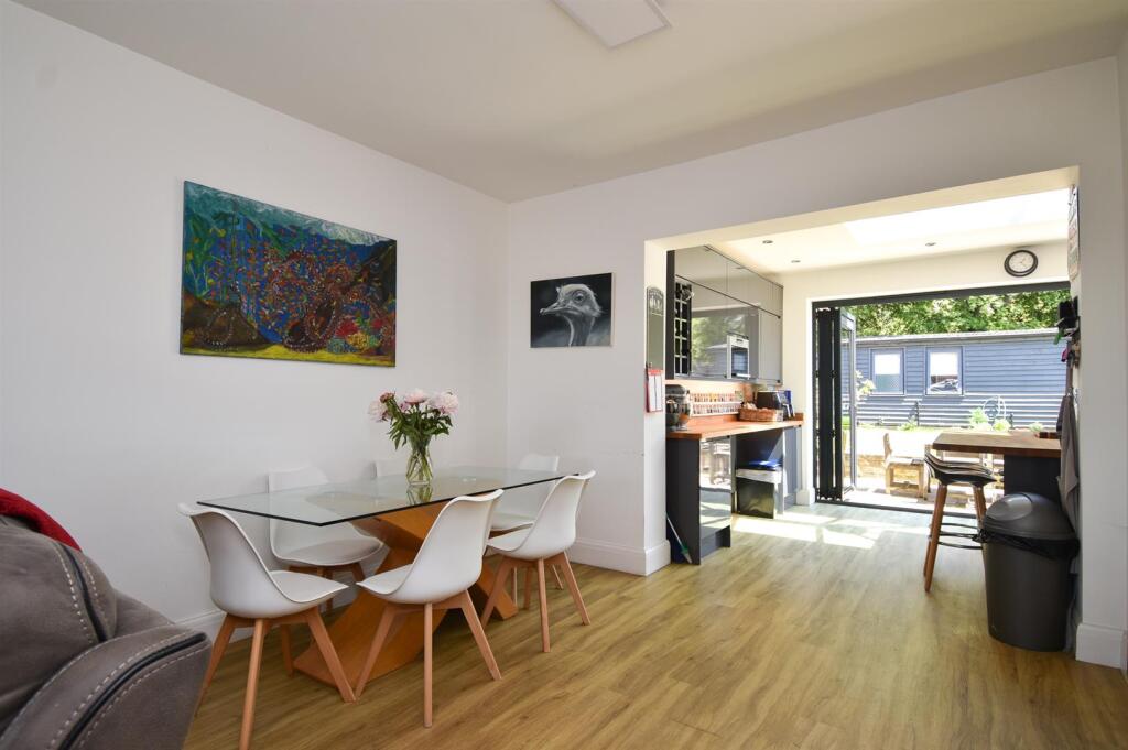 Kitchen &amp; dining room
