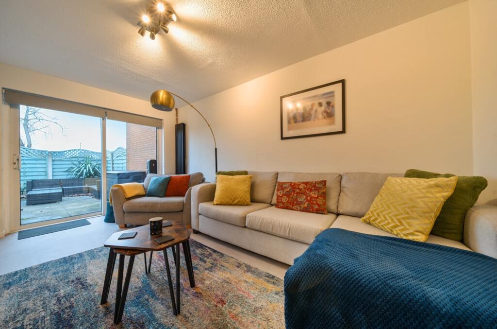 1394846-8-6949324de2d81-ARW-1