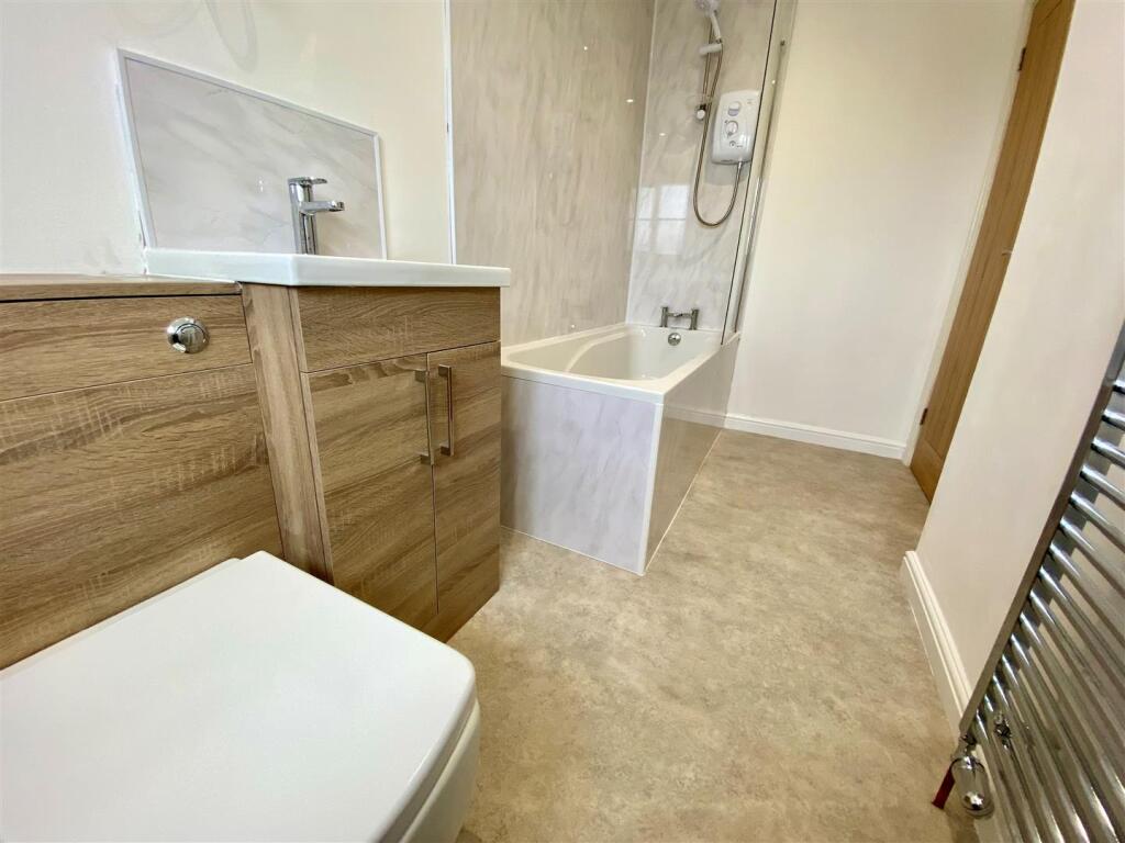 34 le bathroom 1.jpg