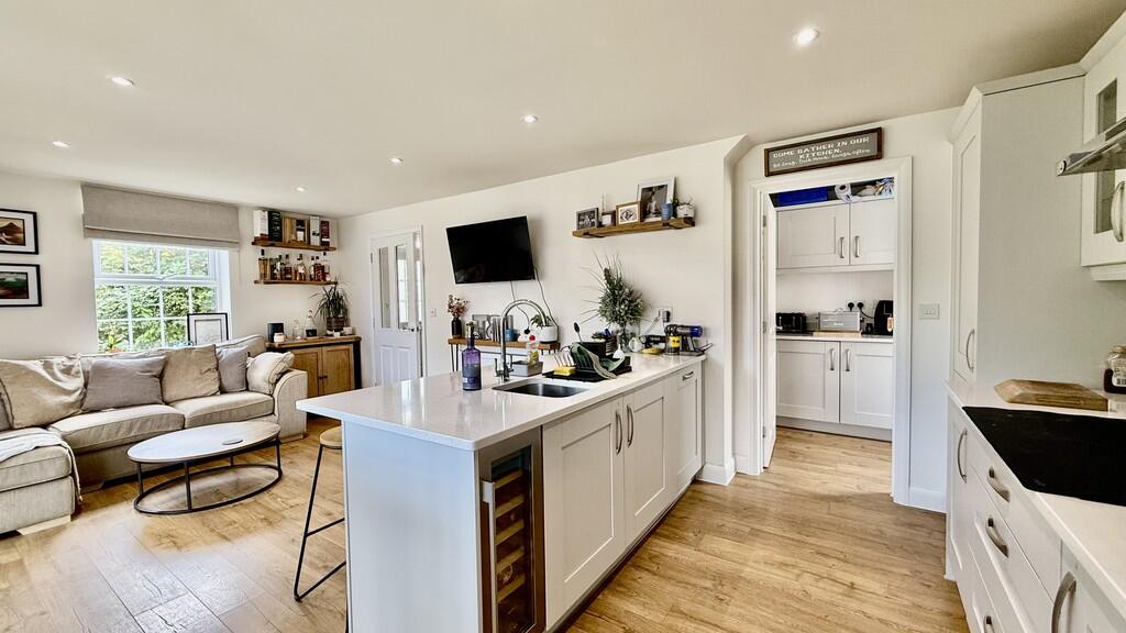 Kitchen/family ro...