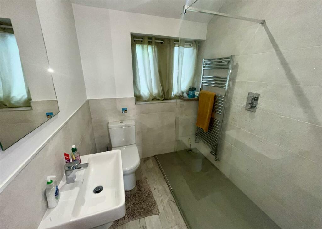 EN SUITE SHOWER ROOM