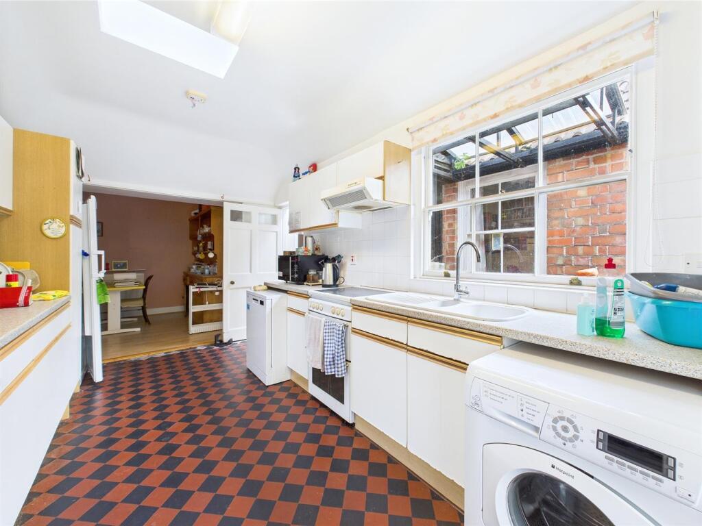 8 - LARGE HOUSE WITH ATTACHED 3- BED ANNEX THORNBU