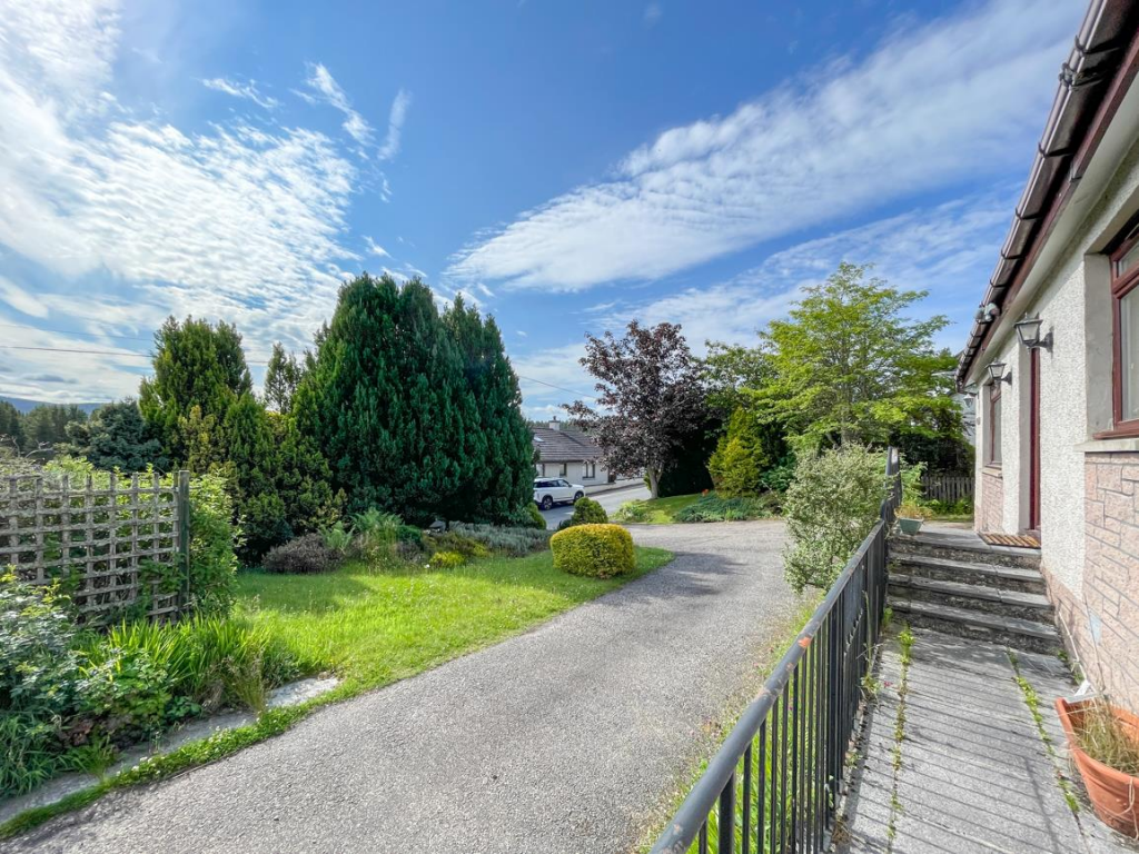 Front Garden &amp; Driveway