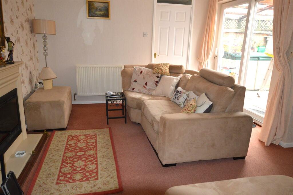 LIVING ROOM.JPG