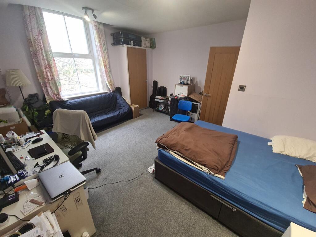 Bright, well-equipped double bedroom with a lar...