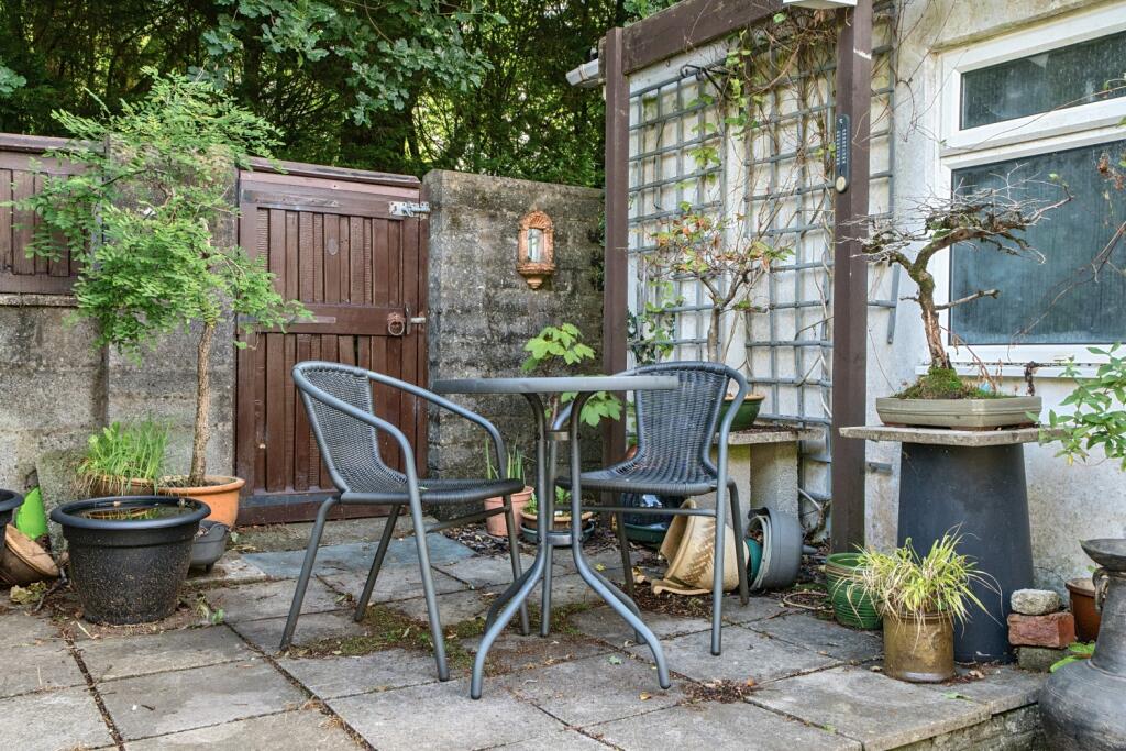 33 HEOL DEWI GARDEN TABLE AND GATE