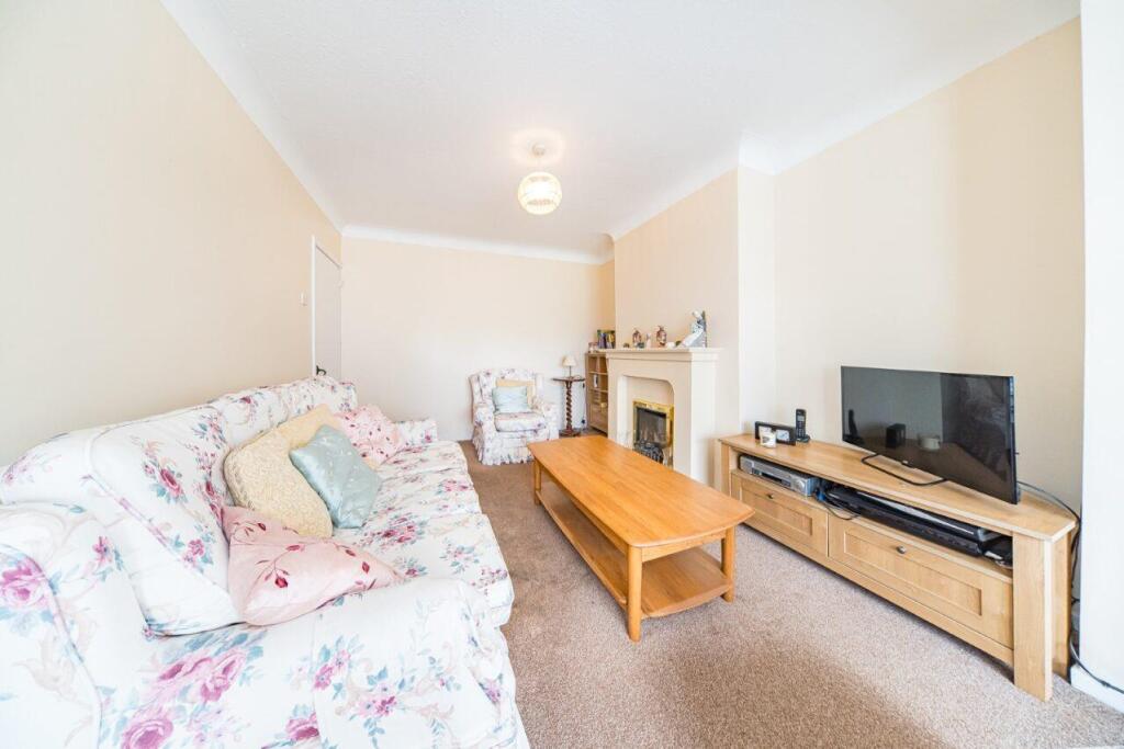 10 fairholme ave lounge 2.jpg