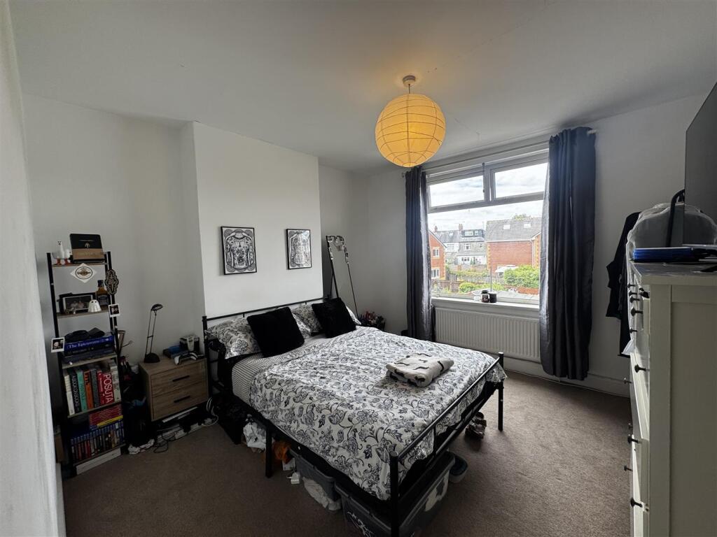 MAIN BEDROOM.jpg