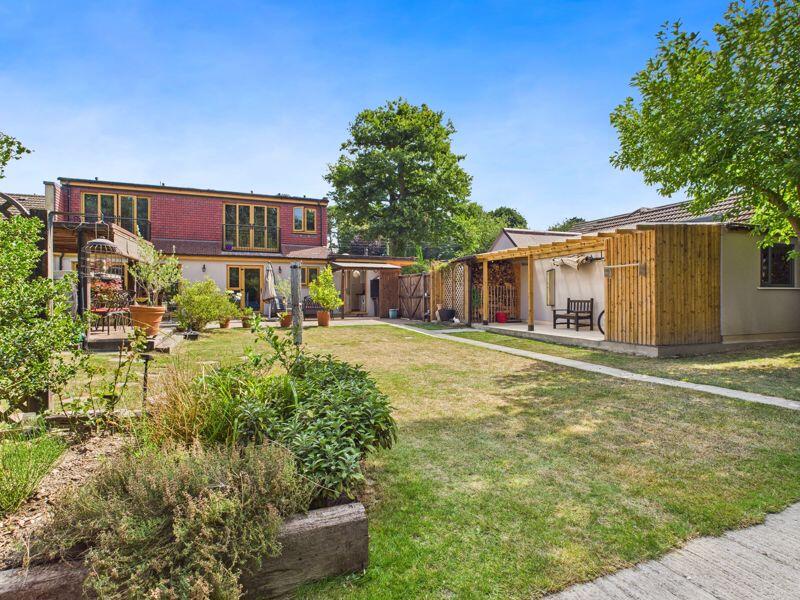 GARDEN REAR ASPECT OF HOUSE