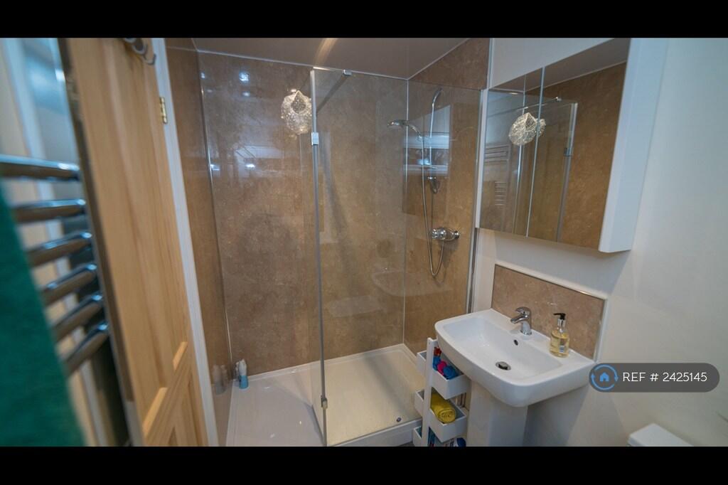 Shared Bathroom 1-a