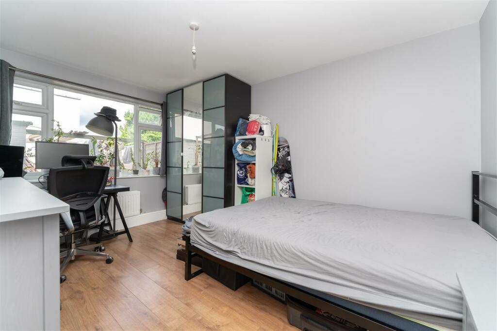 106 Rosebank bed 1.jpg