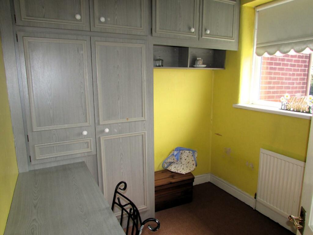 WrigleyCres8bed2.JPG