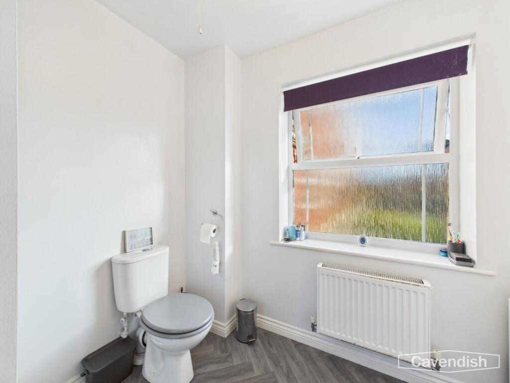 EN-SUITE SHOWER ROOM