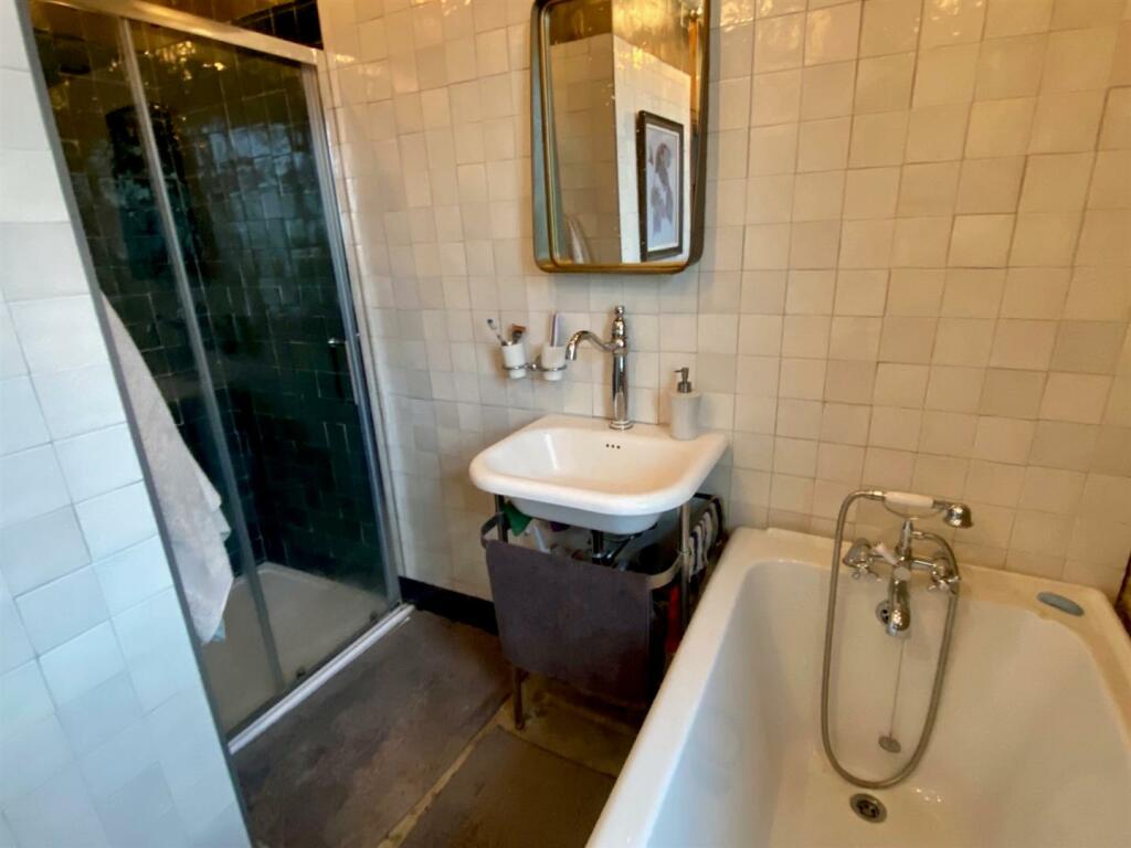 wellhouse lane 33 bathroom 2.jpg