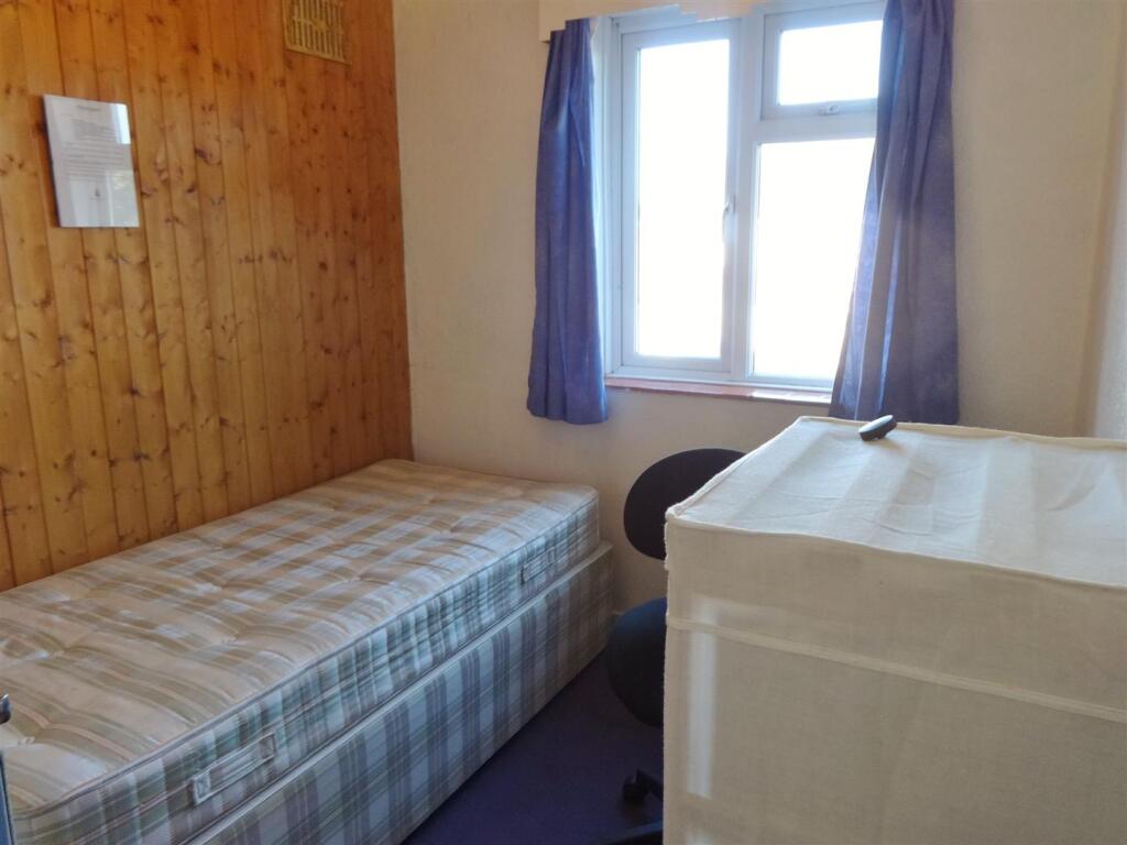 bedroom 4 (1).JPG