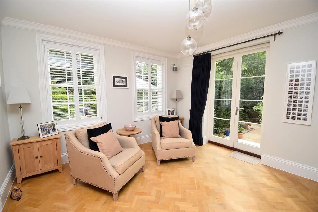 LOUNGE AREA 1.JPG