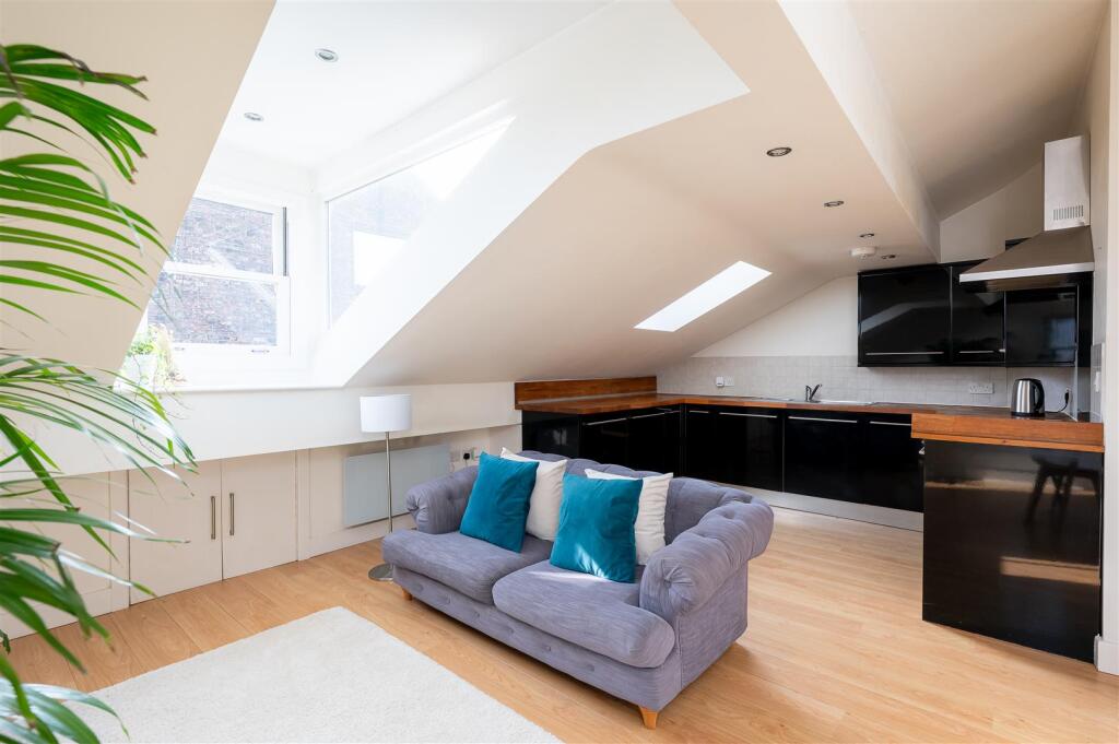 OPEN PLAN LIVING AREA