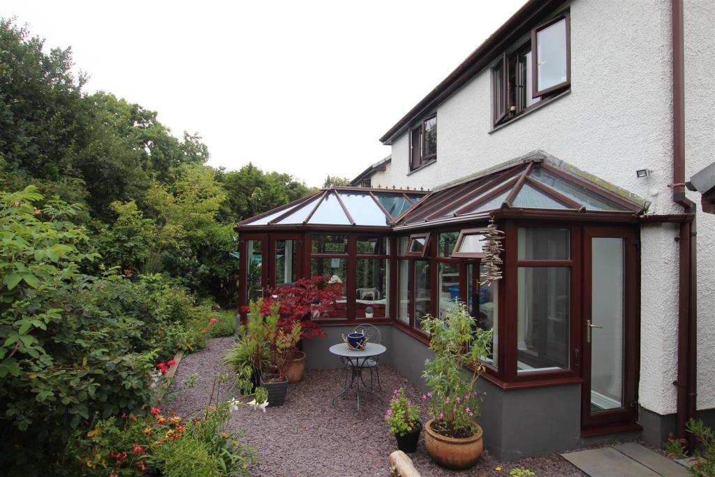 Side Conservatory / Utility Area