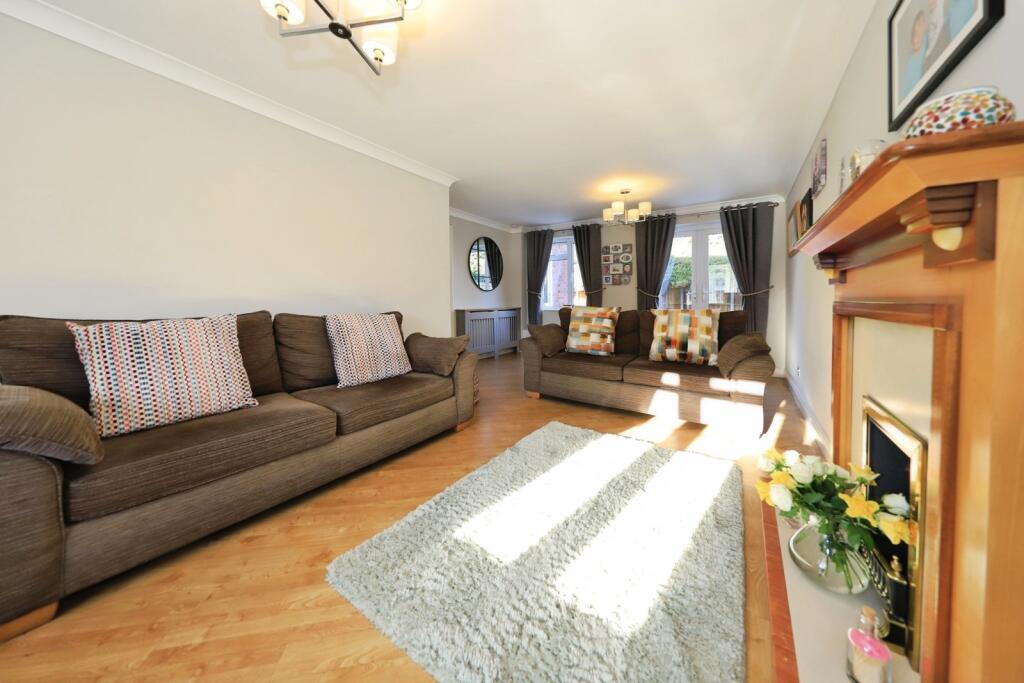 Lounge/Dining Area