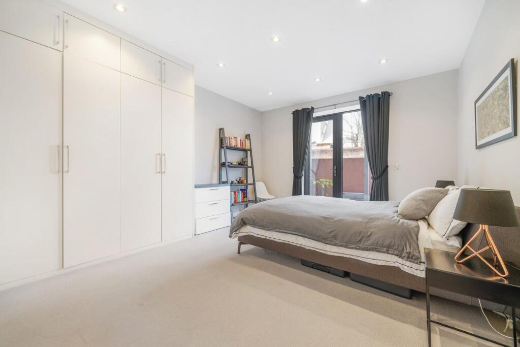 Bedroom 1.jpg