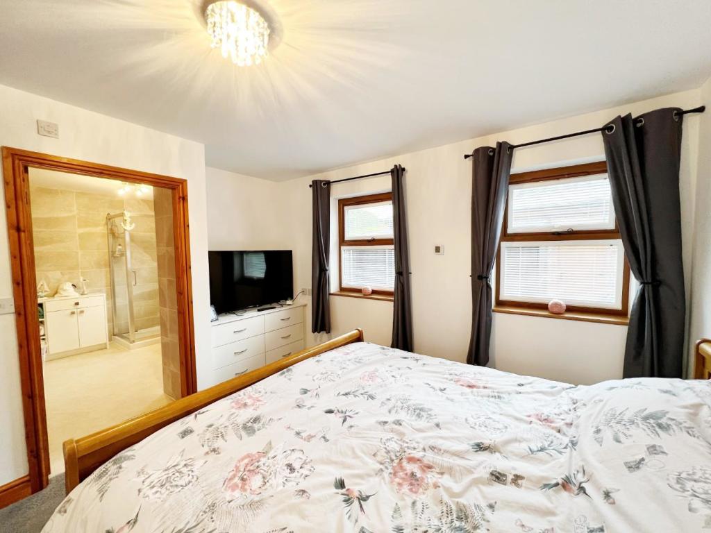 Bedroom 1 pic 3.jpg
