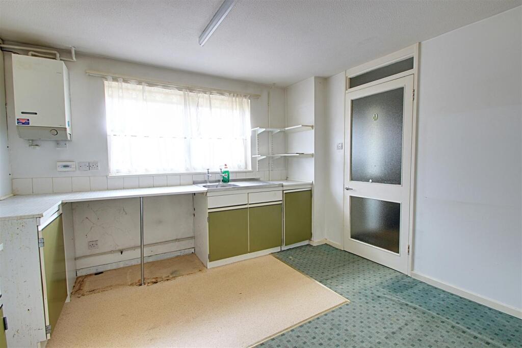 Kitchen 2.jpg