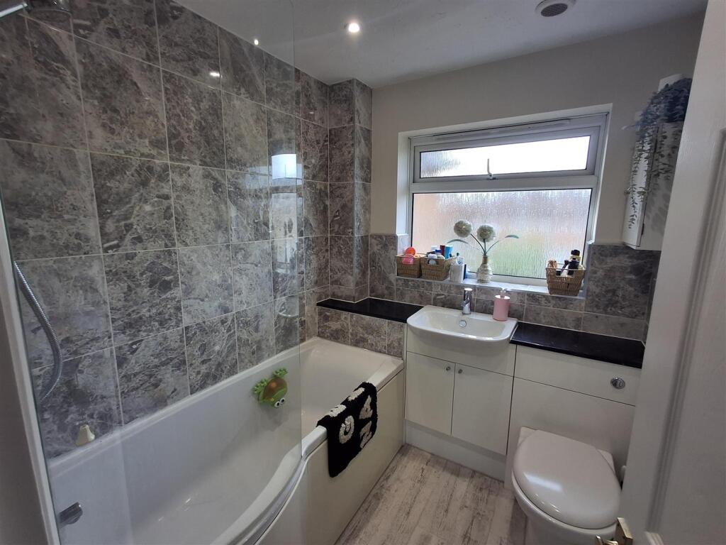 Bathroom 2.jpg