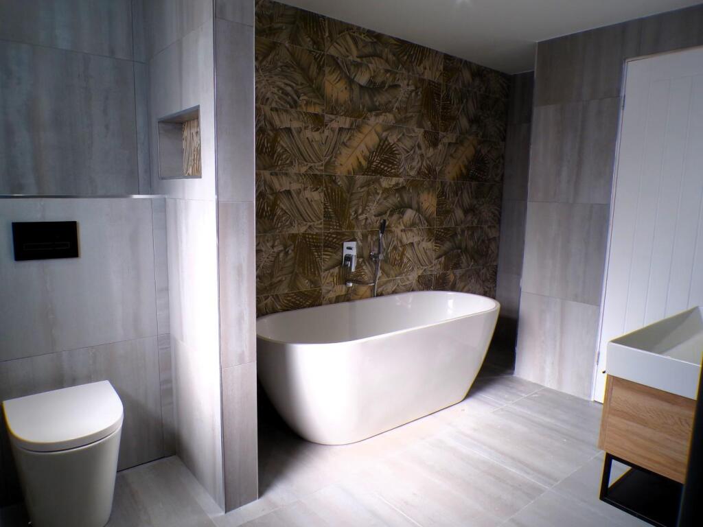 WillowsDv32bath3.JPG