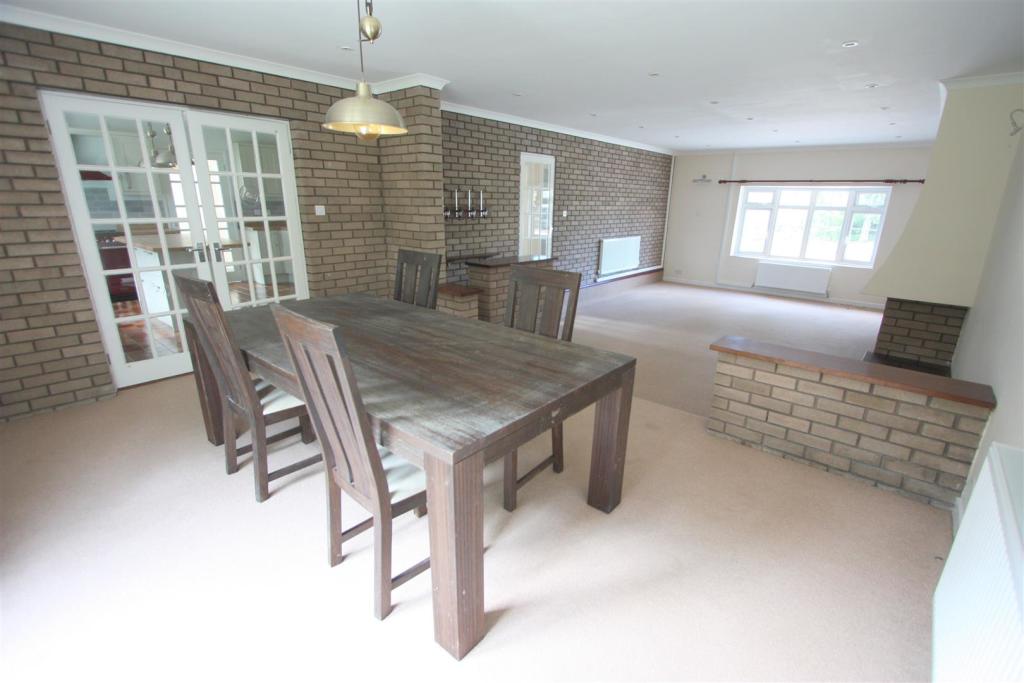 29 Billings Drive Lounge and Dining Area