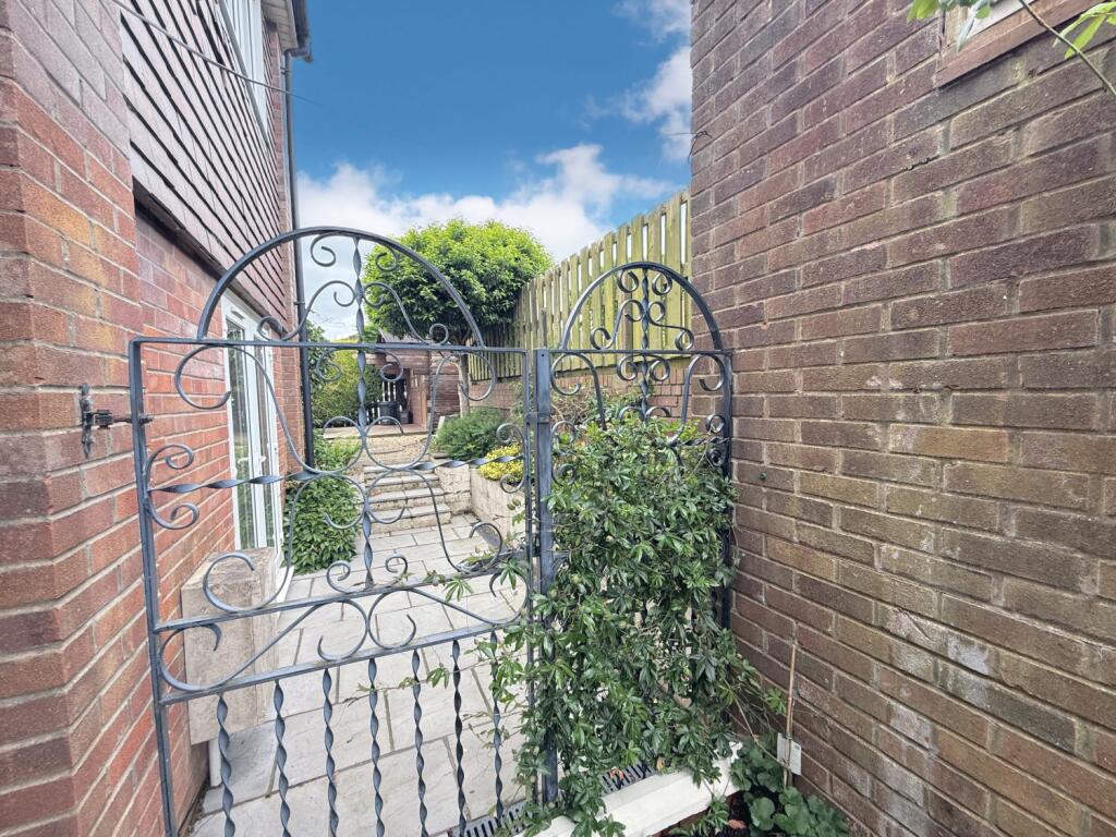 C5528BCC-4B05-4184-B302-92C3865C3C4E