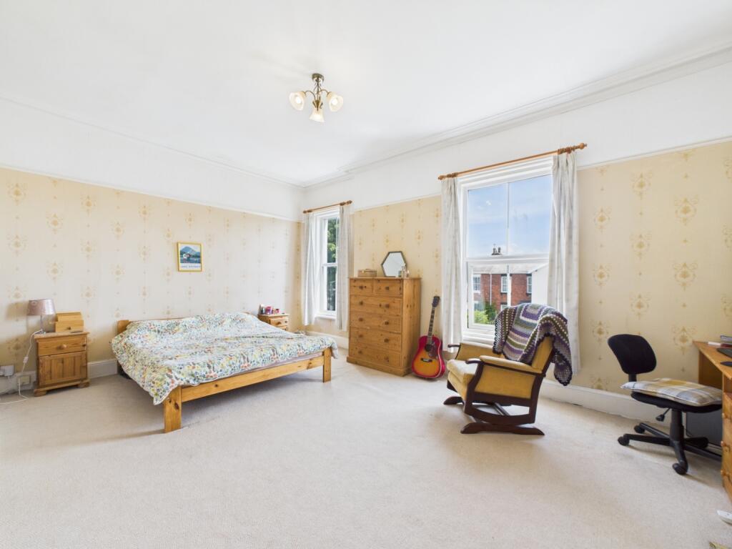 CAM02386G0-PR0133-STILL032